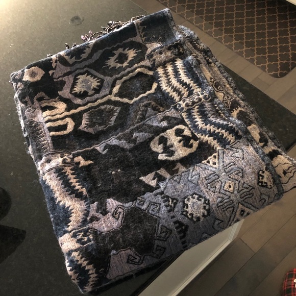 Aritzia scarf - Picture 1 of 2